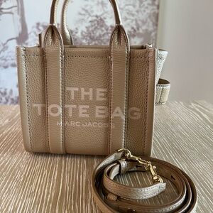 Marc Jacobs The Leather Crossbody Tote Bag in Camel